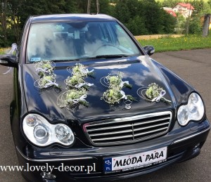 dekoracja samochodu z żywych kwiatów